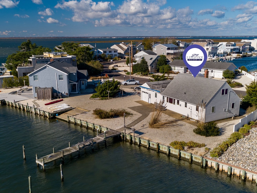 72 Auburn Road 93 ft of Bayfront, 3bed 1bath Joy Luedtke RE