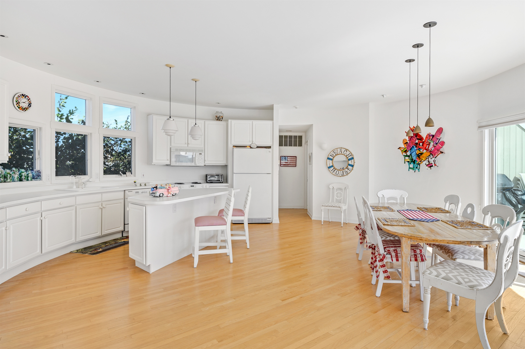 Wonderful, light eat-in kitchen 