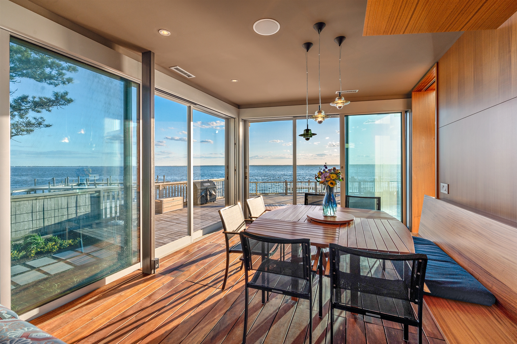 Sunroom, breakfast area. 
