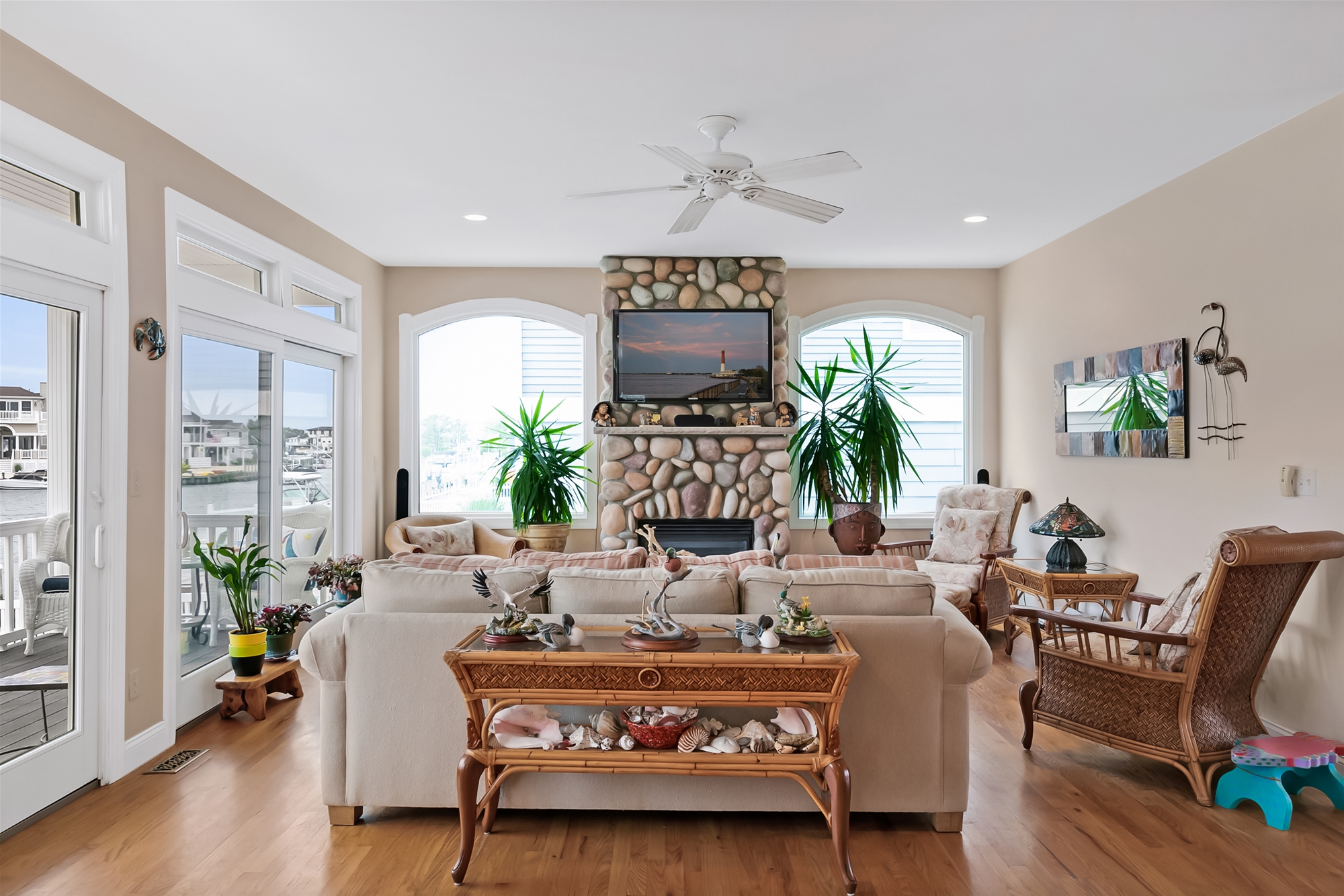 Living Space w Fireplace