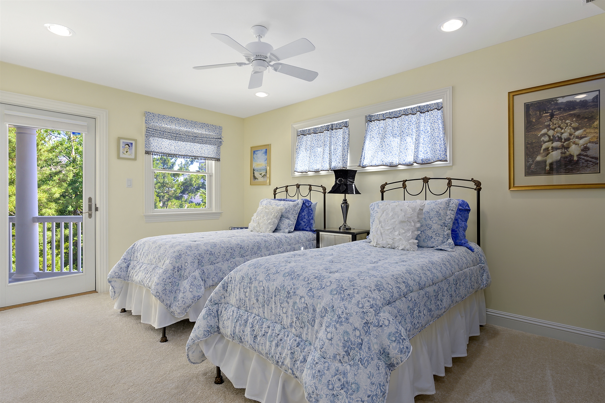 Beautiful Twin Bedroom 