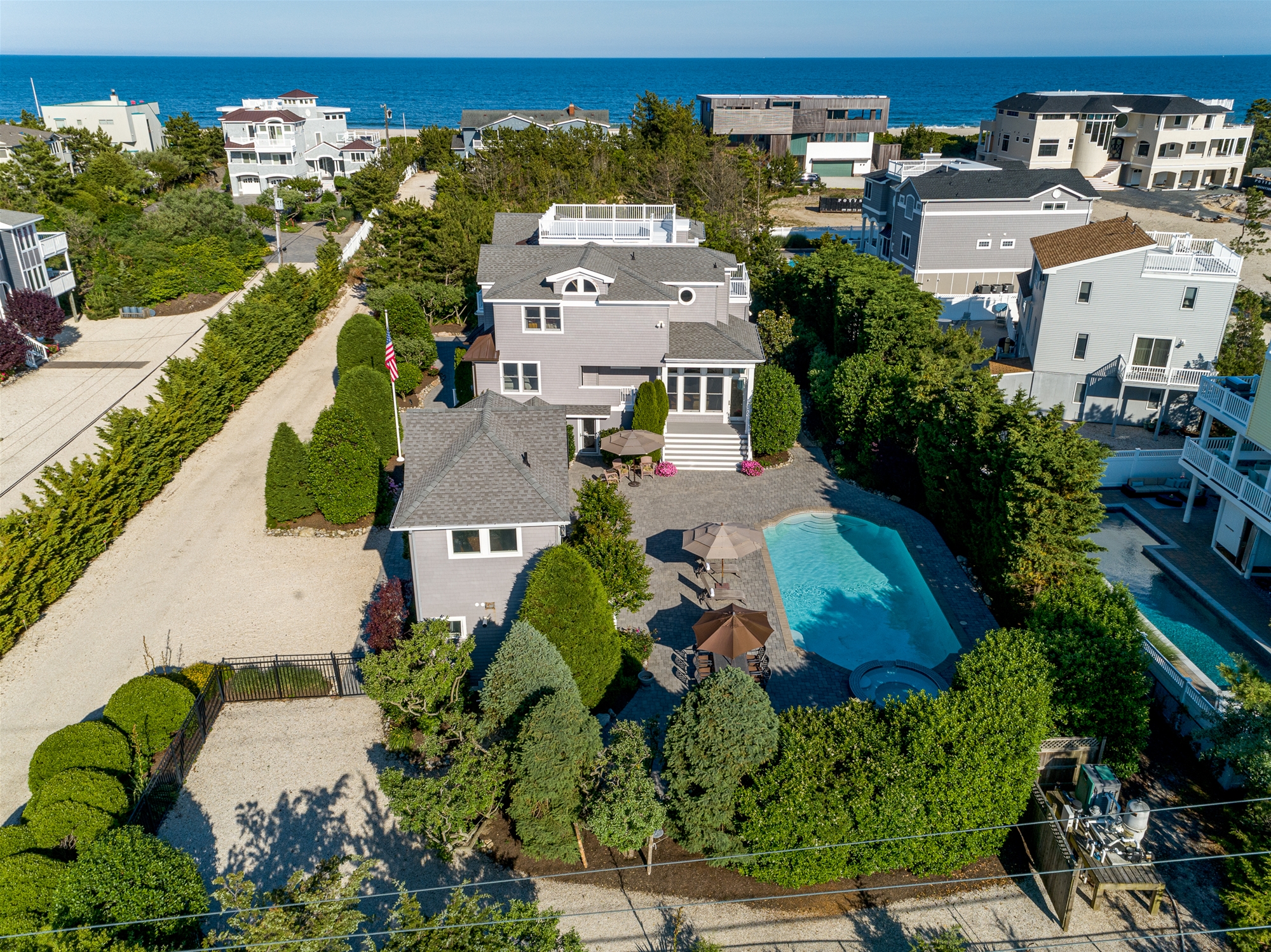 Private Drive w Beach Access