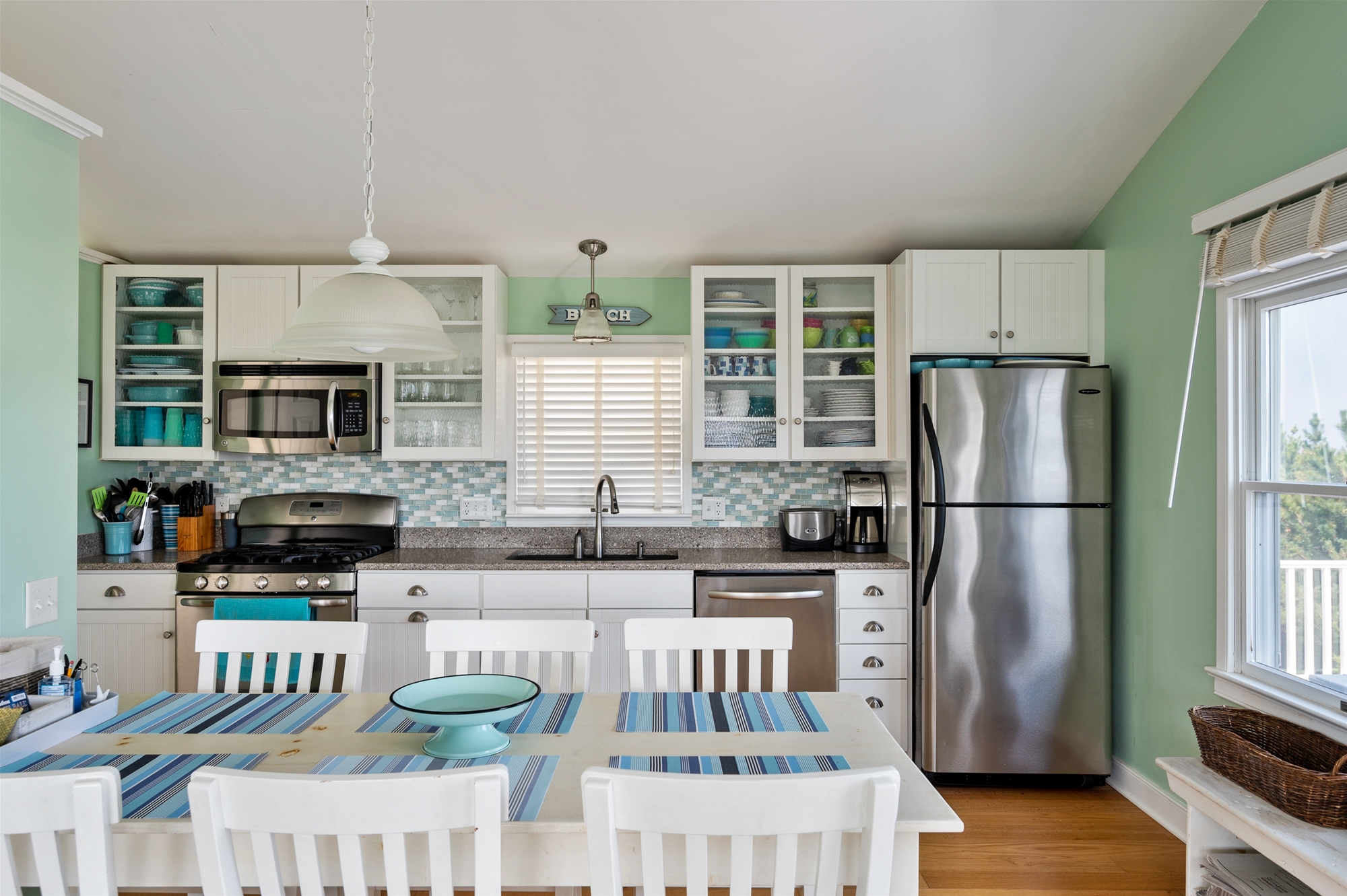 Bright, Cheerful Kitchen 