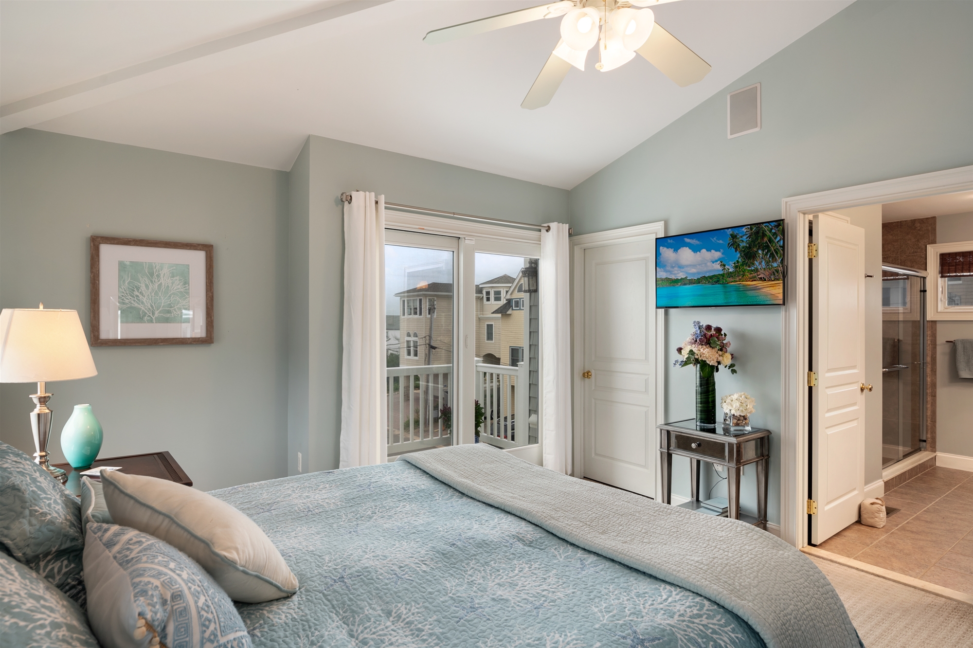 Master Bedroom Leading to Ensuite Bath